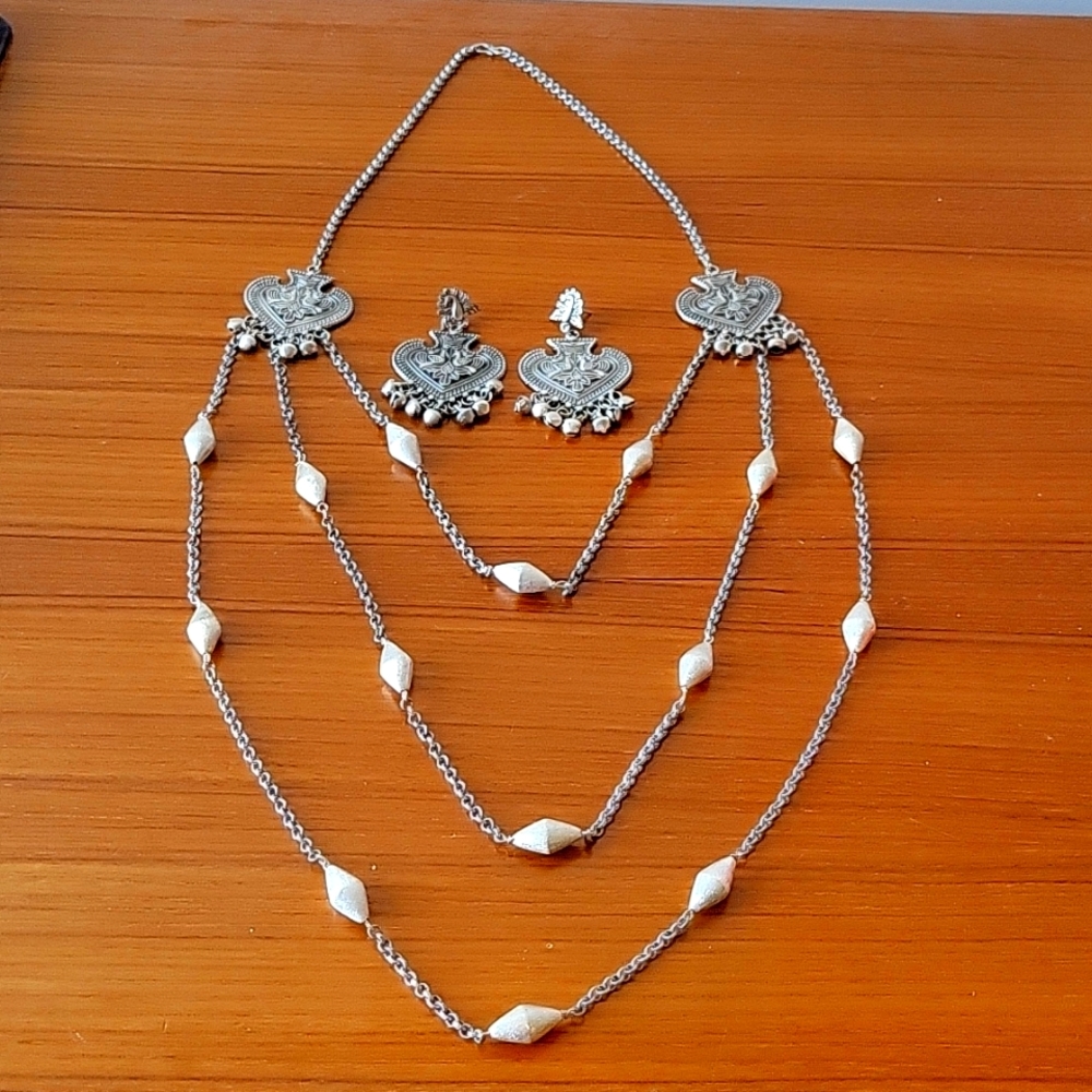 A long, 3 layers gorgeoua silver necklace with matching earrings set
